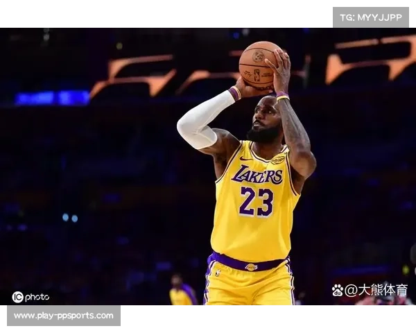 詹姆斯场边指导新人，湖人板凳席互动暖心